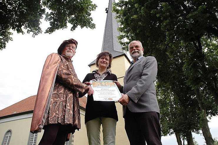 Förderer der Reformation: Dr. Ernst Leopold Prinz zur Lippe stellt auf dem Gelände der Kirchengemeinde Cappel Christoph von Donop dar, der bei den Geschehnissen vor 475 Jahren eine wichtige Rolle in Lippe spielte. - © Foto: brinkmeier