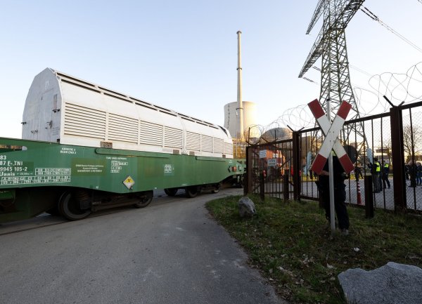 Das Castor-Zug passiert das Tor zum Gelände des Zwischenlagers. - © Sven Hoppe/dpa