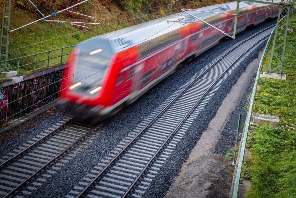 Bis 2027 will DB-Regio die Quote selbst verschuldeter Zugausfälle auf unter ein Prozent bringen. (Archivbild) - © Jens Büttner/dpa