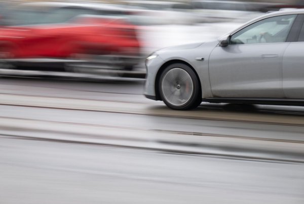 Zu schnelles Fahren mit dem Auto ist eine der Hauptursachen von Unfällen. Daher blickt die Polizei im Rahmen einer europaweiten Aktionswoche vom 7. bis zum 13. April verstärkt auf das Tempo der Autofahrer. (Symbolbild) - © Robert Michael/dpa