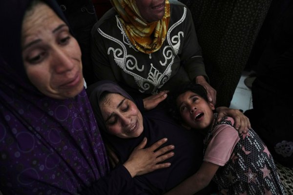 Sehr viele Menschen im Gazastreifen haben Angehörige im Krieg verloren. - © Jehad Alshrafi/AP/dpa