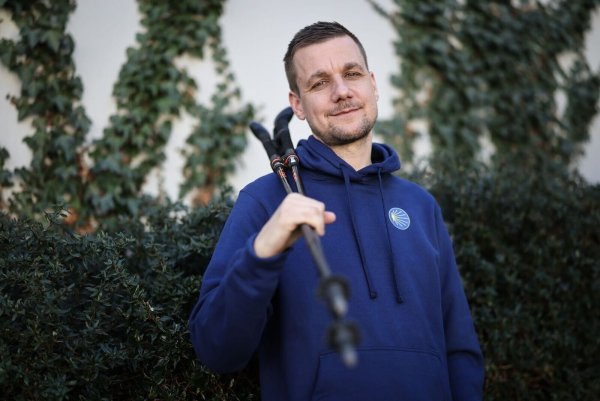 Riesenblasen, Riesenstreit, Riesenrausch - für Tobi Schlegl war die Zeit mit seiner Mutter auf dem Jakobsweg Leid und Freude zugleich. - © Christian Charisius/dpa