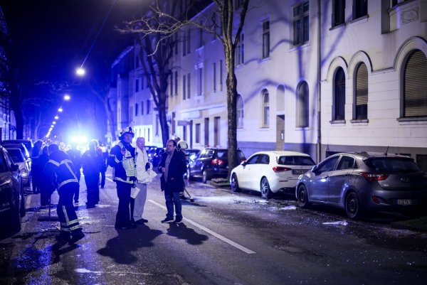 Nach der Explosion liegen auf der Straße Splitter. - © Christoph Reichwein/dpa