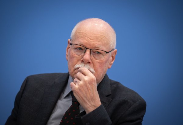 Der Vorsitzende der Innenministerkonferenz lehnt eine Absenkung des Alters für Strafmündigkeit ab. - © Soeren Stache/dpa
