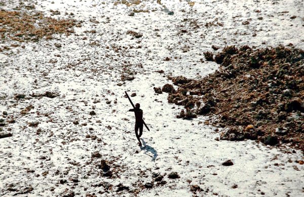 Ein Bewohner der für Außenstehende verbotenen indischen Insel North Sentinel zielt mit Pfeil und Bogen. (Foto Archiv - © -/Indian Coastguard/Survival International/dpa