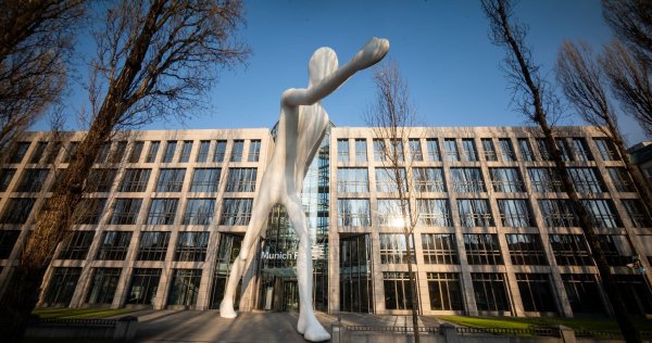 Die Zentrale der Rückversicherung Munich Re. Ihre Fachleute haben die weltweite Entwicklung der Cyberkriminalität im Blick. (Archivbild) - © Peter Kneffel/dpa