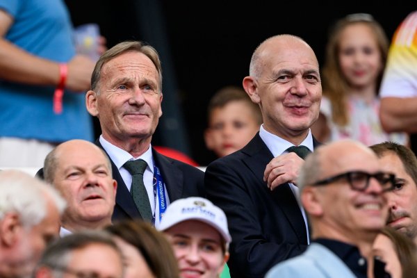 Die Top-Funktionäre Watzke (l.) und Neuendorf (r.) gehören für eine weitere Amtszeit den internationalen Fußball-Gremien an. - © Tom Weller/dpa