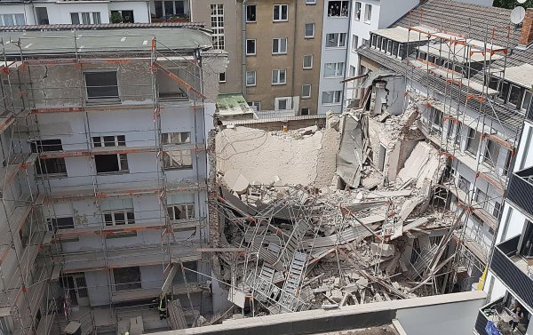 Bei dem Einsturz bei Bauarbeiten an dem Haus im Juli 2020 waren zwei Arbeiter unter tonnenschweren Trümmern begraben worden. (Archivfoto) - © Gerhard Berger/dpa