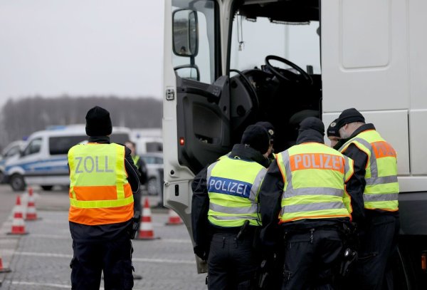 Polizisten haben am Grenzübergang Aachen-Lichtenbusch an der Autobahn 44 Kontrollen gegen Kriminalität durchgeführt. (Archivbild) - © Oliver Berg/dpa