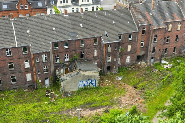 Städte und Gemeinden sollten bei der Zwangsversteigerung von Schrottimmobilien ein Vorkaufsrecht bekommen. (Archivbild) - © Christoph Reichwein/dpa