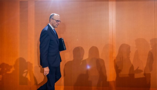 Merz steht nach seiner Äußerung heftig in der Kritik. (Archivbild) - © Michael Kappeler/dpa