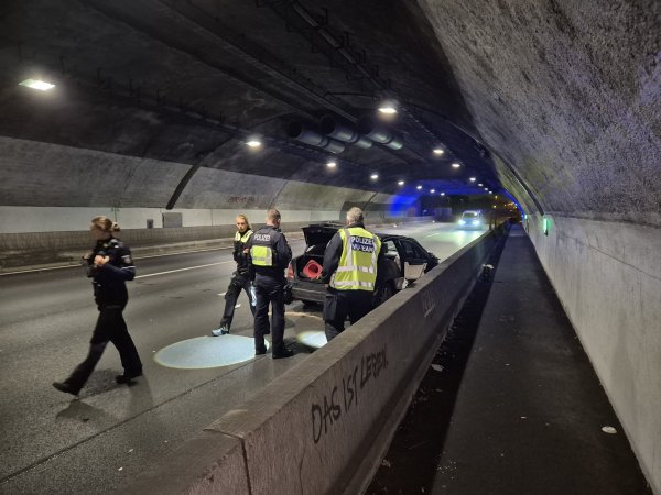 Die Ursache des schweren Auffahrunfalls in Köln wird noch ermittelt. - © Sascha Thelen/dpa