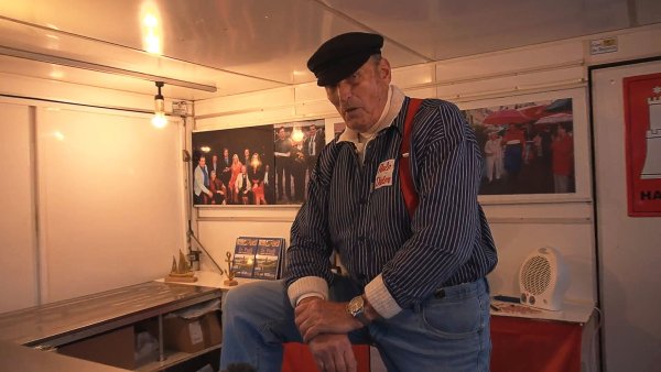 Aale-Dieter, der mit bürgerlichen Namen Dieter Bruhn heißt, steht in seinem Verkaufswagen (Archivbild). - © -/dpa