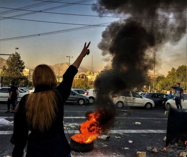 Der Iran will in der Hauptstadt Teheran 80 000 neue Sittenwächter einsetzen, um die Kopftuchpflicht für Frauen konsequenter durchzusetzen. (Archivbild) - © Uncredited/AP/dpa