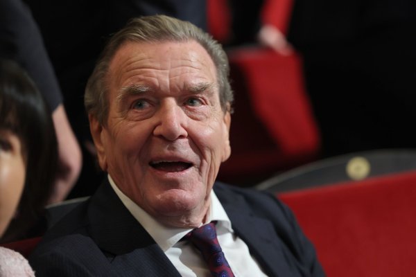 Ex-Kanzler Gerhard Schröder wird im Untersuchungsausschuss des Schweriner Landtags zur Erdgasleitung Nord Stream 2 als Zeuge befragt. (Archivbild) - © Jens Büttner/dpa POOL/dpa