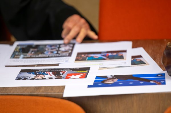 Bystrons Verteidiger versuchte in dessen Abwesenheit, die Vorwürfe vor Gericht mit Hilfe anderer Abbildungen zu relativieren. - © Peter Kneffel/dpa