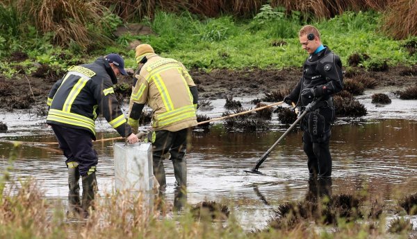 Einsatzkräfte haben bei ihren Ermittlungen zum Tod des achtjährigen Fabian aus Güstrow erneut einen Tümpel im Bereich des Fundortes der Leiche in den Blick genommen. - © Bernd Wüstneck/dpa