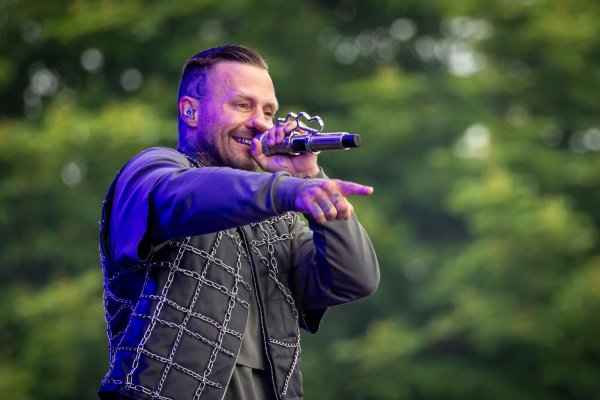 Der deutsche Rapper Kontra K (Maximilian Diehn) hat Taylor Swift von Platz eins in den Album-Charts vertreiben können. (Archivbild) - © Daniel Karmann/dpa