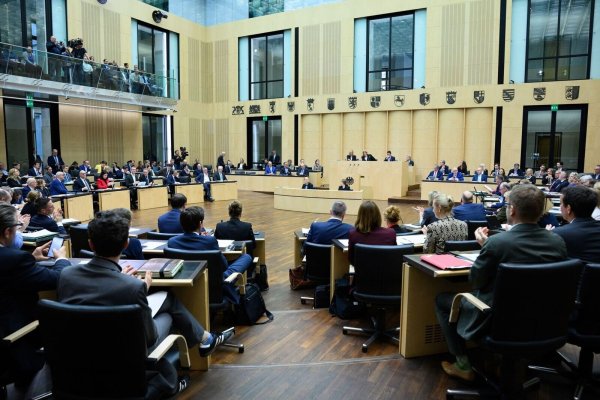 Manche Entscheidungen des Bundesrats haben direkte Auswirkungen auf den Alltag der Menschen im Land. - © Bernd von Jutrczenka/dpa