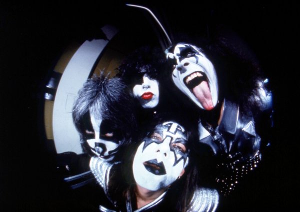 Kiss machte mit wildem Make-up, spektakulären Kostümen und theatralischen Live-Shows Furore. (Archivbild) - © Richard Drew/AP/dpa