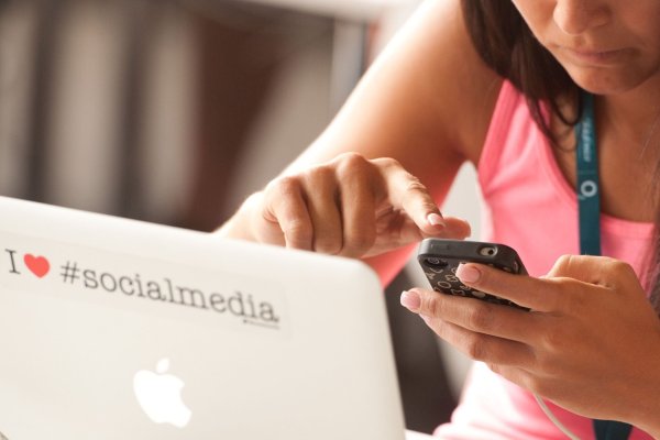 Bei Online-Prüfungen scheint es verlockend, sich per Chat am Handy schnell mit anderen Personen auszutauschen. - © picture alliance / dpa