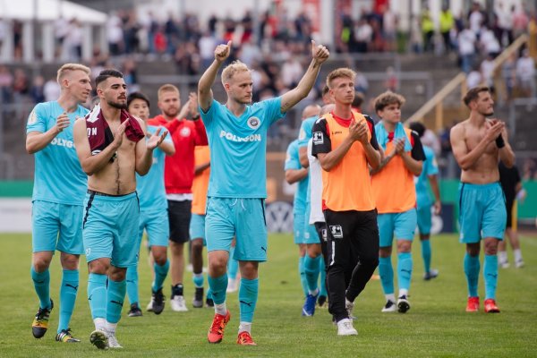 Die Spieler von Kaan-Marienborn bedanken sich nach der Partie bei den Zuschauern. - © Marius Becker/dpa/Archivbild