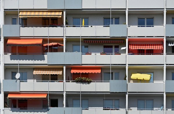 Geklemmt oder gebohrt? In Wohnungseigentümergemeinschaften macht das bei Markisen einen großen Unterschied. - © Volkmar Heinz/dpa-Zentralbild/dpa-tmn