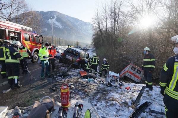 Auto stößt mit Rettungswagen zusammen - © Foto: Markus Leitner/BRK/dpa