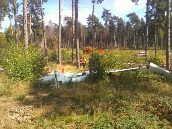 Der Rettungshubschrauber Christoph 13 ist auf einer Lichtung unweit der Absturzstelle gelandet. Im Vordergrund liegen Teile des Segelflugzeuges. - © Feuerwehr Oerlinghausen