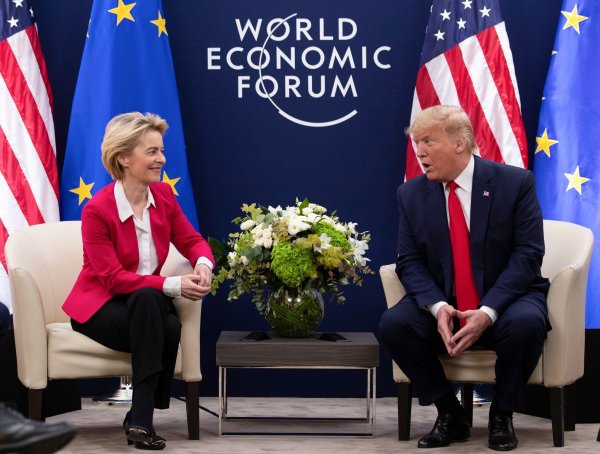 Haben zum Zollstreit telefoniert: EU-Kommissionspräsidentin von der Leyen und US-Präsident Donald Trump. (Archivbild) - © Evan Vucci/AP/dpa