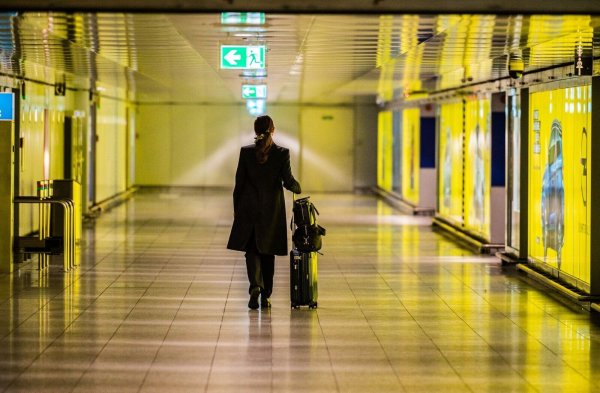 Das Klischeebild einer Geschäftsreisenden am Flughafen - das Flugzeug liegt als Verkehrsmittel klar vorne. (Symbolbild) - © Andreas Arnold/dpa