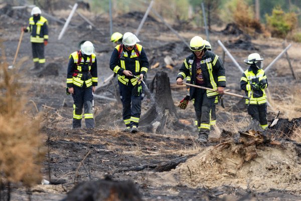 150 Einsatzkräfte sind derzeit in Thüringen noch im Einsatz. - © Michael Reichel/dpa
