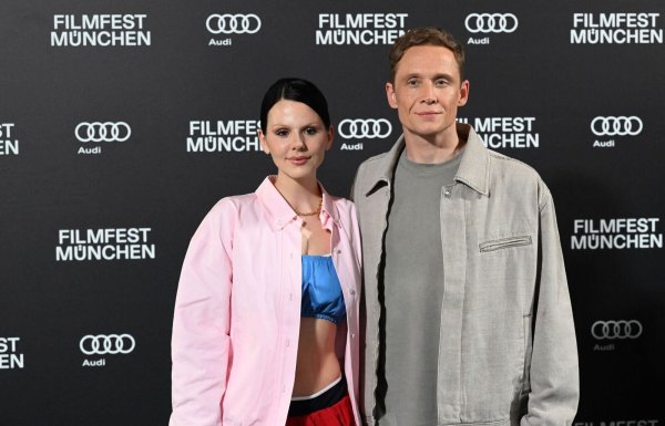 Matthias Schweighöfer und Ruby O. Fee vertreiben sich gern auch mal die Zeit zu Hause. (Archivfoto) - © Felix Hörhager/dpa