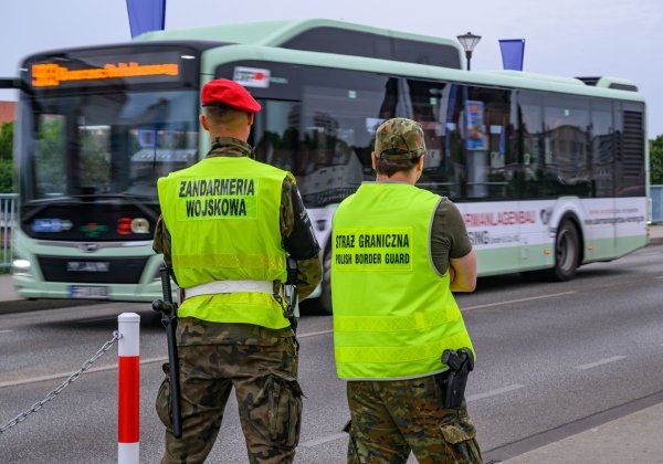Der Verkehr in der Grenzregion läuft nach Angaben des Innenministeriums in Warschau reibungslos. - © Patrick Pleul/dpa