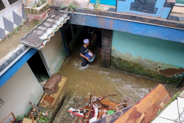 Mindestens drei Menschen sind in den Fluten ums Leben gekommen. - © Rangga Firmansyah/XinHua/dpa