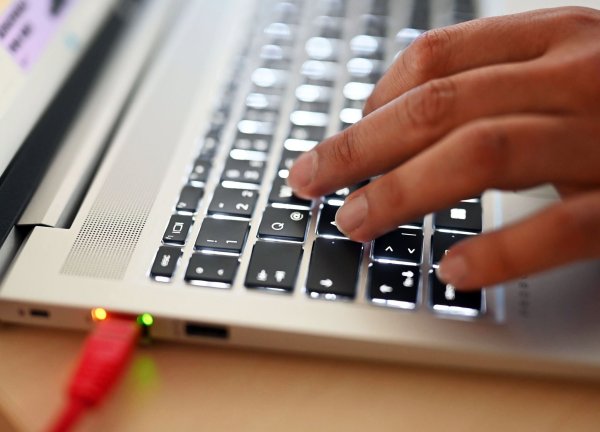Nur ein Fünftel der Berufstätigen wurden laut einer Umfrage des Digitalverbandes Bitkom von ihrem Arbeitgeber bereits im KI-Einsatz geschult. (Symbolbild) - © Uli Deck/dpa
