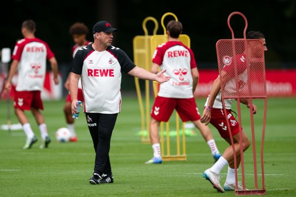 Lukas Kwasniok leitete seine erste Einheit als Trainer beim 1. FC Köln. - © Marius Becker/dpa