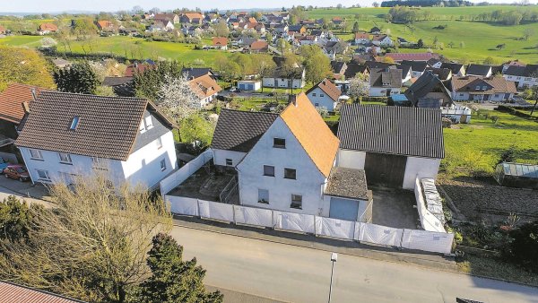 Idyllische Lage: Das Haus am Saatweg in Höxter-Bosseborn soll der Tatort für zahlreiche Quälereien gewesen sein. - © Jens Reddeker
