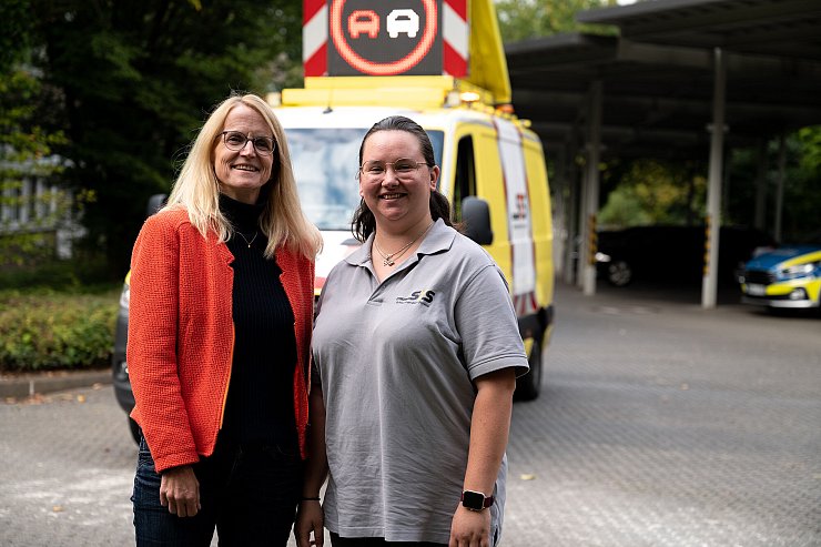 Sandra Müller-Steinhauer mit Isabella Martens vor dem wichtigen Begleitfahrzeug, das sie einsetzte, um andere Verkehrsteilnehmer zu schützen. (Archivbild) - © Polizei