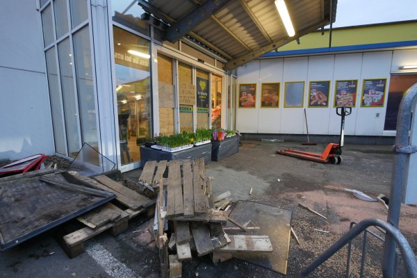 Nach dem noch glimpflich ausgegangenen Zwischenfall laufen die Aufräumarbeiten. - © Jost Wolf