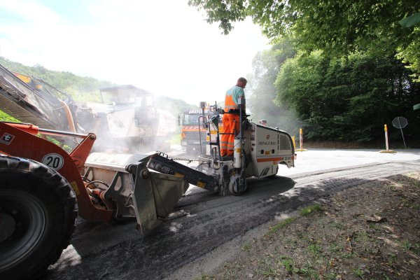 Baustelle: Die Sanierung der B238 in Faulensiek zwischen Hohenhausen und Langenholzhausen ist in vollem Gange. - © Jens Rademacher