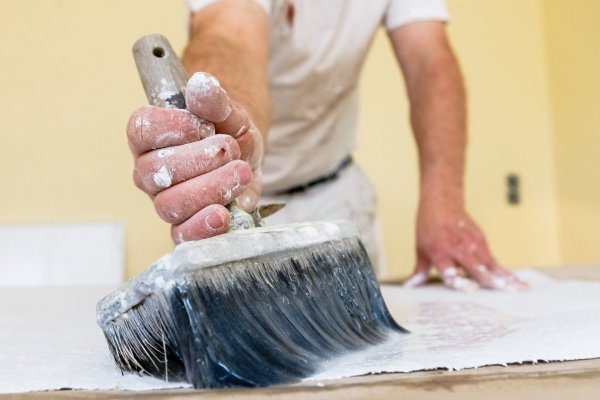 Tapezierarbeiten - © Foto: Markus Scholz/dpa-tmn