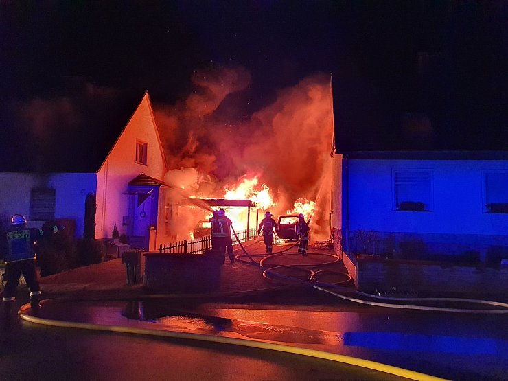 Ein Carport und ein Wohnhaus haben am Sonntagabend gebrannt. - © Polizei Blomberg