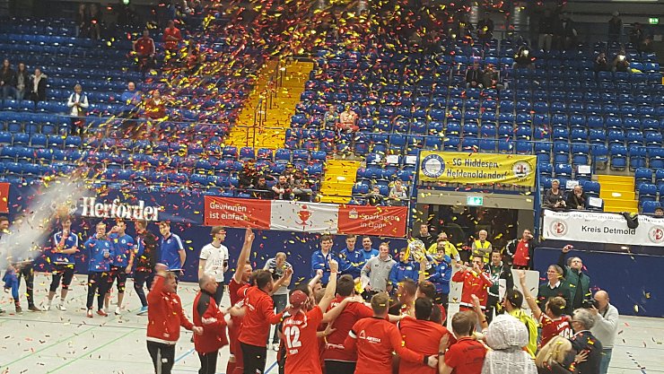 Der FC Augustdorf hat Grund zur Freude - © Janet König