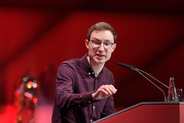 Michael Ott steht bei der Jahreshauptversammlung 2021 am Rednerpult und spricht zum Thema Katar-Sponsoring. - © Bernd Feil/Pressefoto M.i.S./dpa/Archivbild