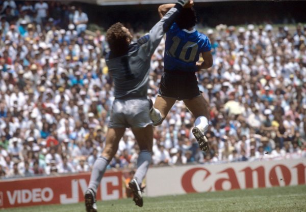 Fußballgeschichte: Diego Maradona (r) überlistet mit der «Hand Gottes» England-Keeper Peter Shilton. - © -/dpa