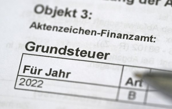 Für die Abgabe ihrer Grundsteuer-Erklärung bekommen Eigentümer nun bis Ende Januar Zeit. - © Bernd Weißbrod/dpa