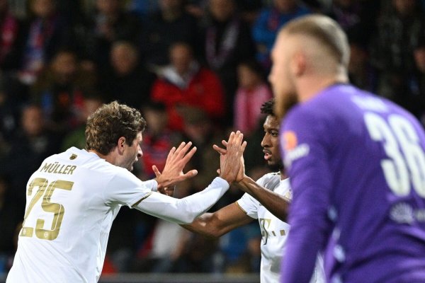 Bayerns Thomas Müller (l) jueblt mit Kingsley Coman, nachdem er zum 2:0 in Pilsen getroffen hat. - © Kamaryt Michal/CTK/dpa