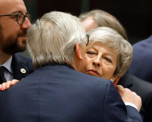 May und Juncker - © Foto: Frank Augstein/AP