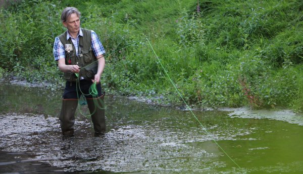Auf der Jagd: Beim Fliegenfischen muss Gewässerwart Marko Siekmann durch das Wasser waten. Die selbst gebastelten Köder zucken auf der Oberfläche – ganz wie echte Tiere. - © Yvonne Glandien
